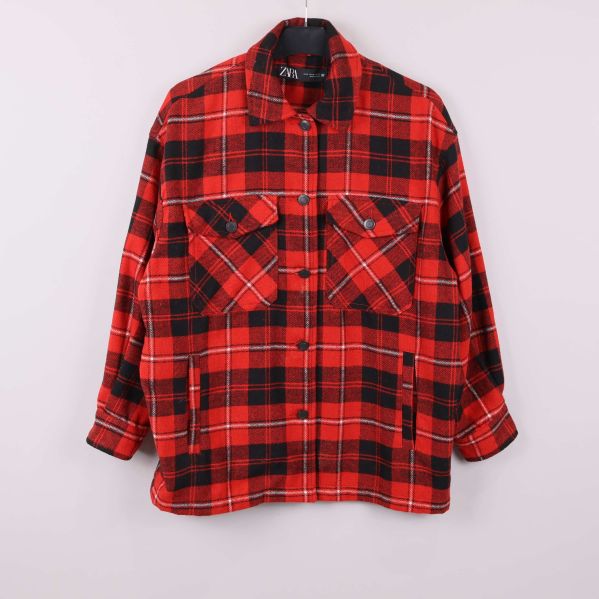 Röd och svart rutig oversize skjortjacka framifrån hängande på galge