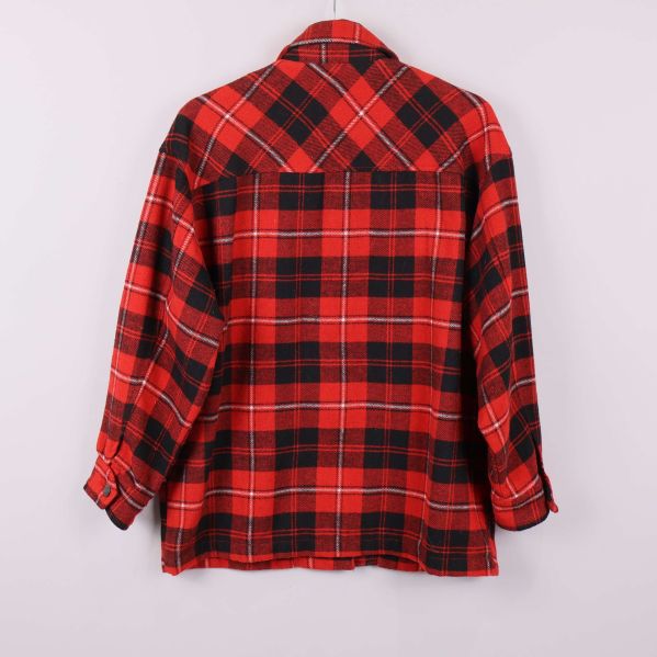 Röd och svart rutig oversize skjortjacka visad bakifrån