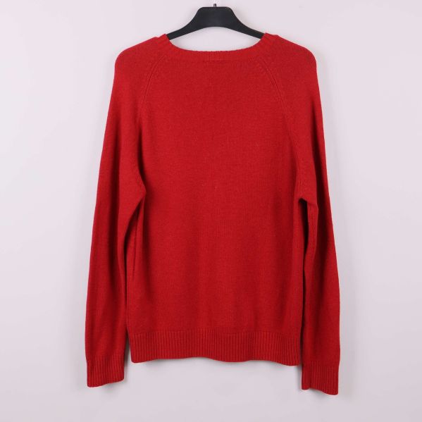 Baksida av röd v-ringad tröja 