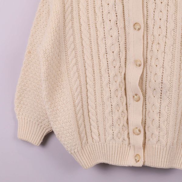 Nederdel av kofta med knappar och ribbad kant