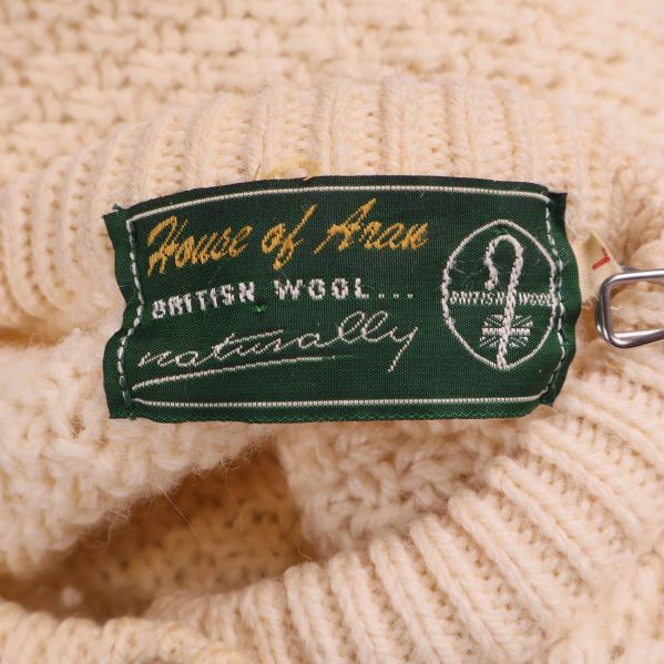 Närbild på grön etikett som visar House of Aran och British Wool