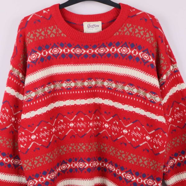 Närbild på tröjans framsida och färgstarka stickade detaljer