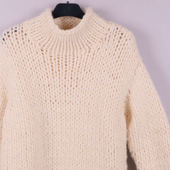 Närbild på halsringning och axlar av polotröja