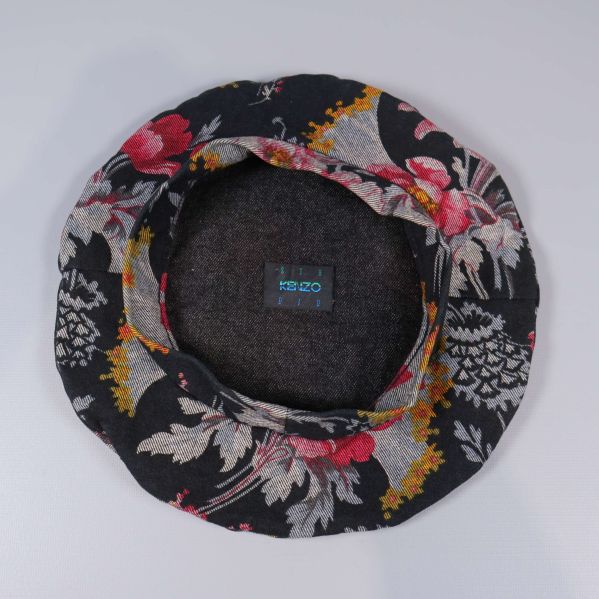 Basker vänd ut och in, visar innertyg och etikett