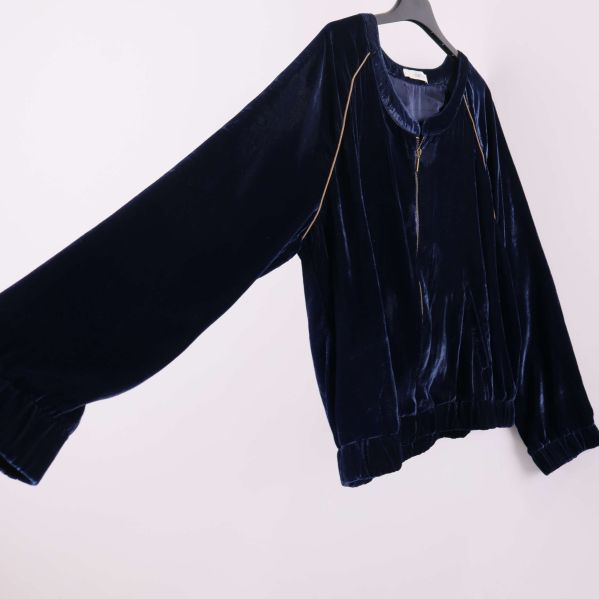 Jacka i blå sammet med utsvängda ärmar