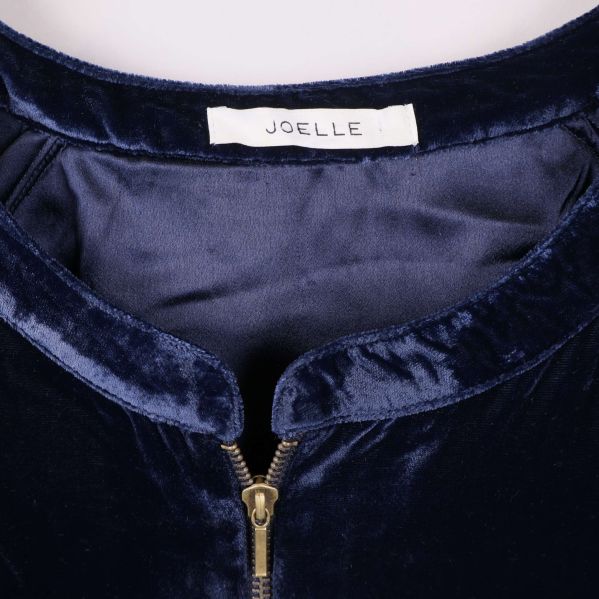 Närbild på Joelle-etikett och krage