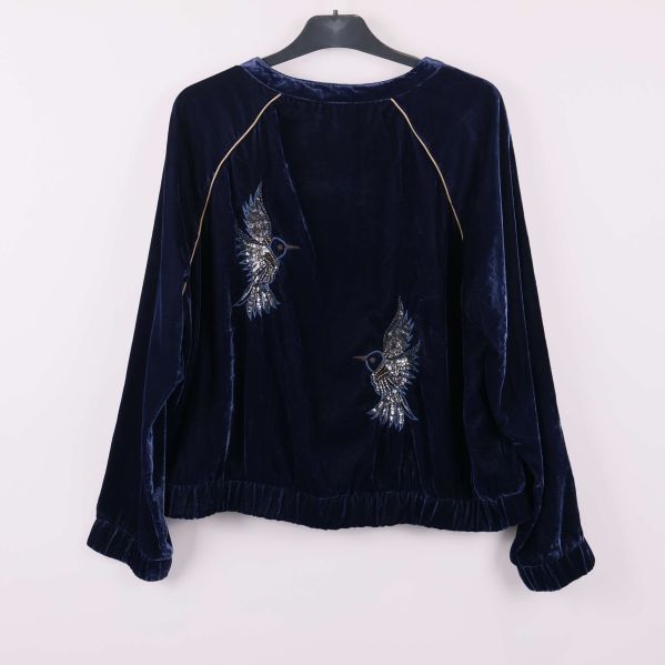 Jacka med två broderade fåglar på ryggen