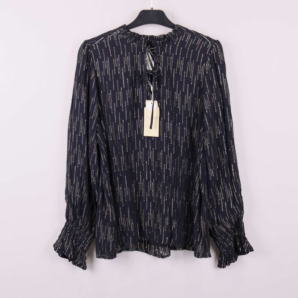 Mörk mönstrad blus på galge framifrån med volangärmar