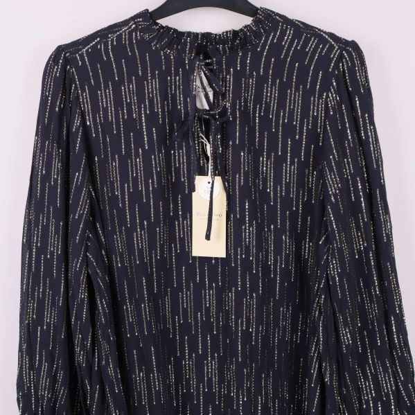 Överkant på blus med knytning och mönstrad design