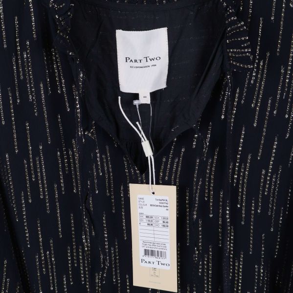 Närbild på Part Two-etikett samt tvättråd