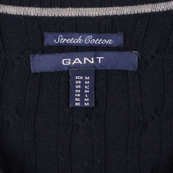 Närbild på GANT-märke och storleksetikett i nacken