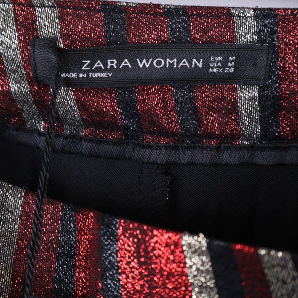 Närbild på etikett Zara Woman i plisserad kjol