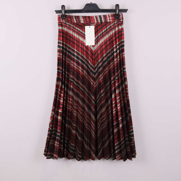 Plisserad kjol med metallicglans i rött, svart och silver på galge