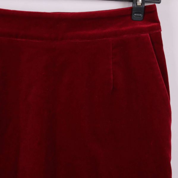 Närbild på ficka fram på röd sammetskjol