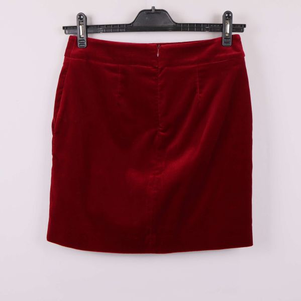 Baksidan av röd sammetskjol med dragkedja