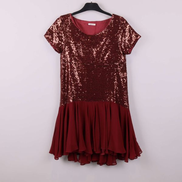 Paljettklänning med volangkjol framifrån, hänger på galge