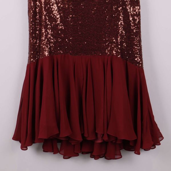 Närbild på volangig kjol med släp av lätt tyg