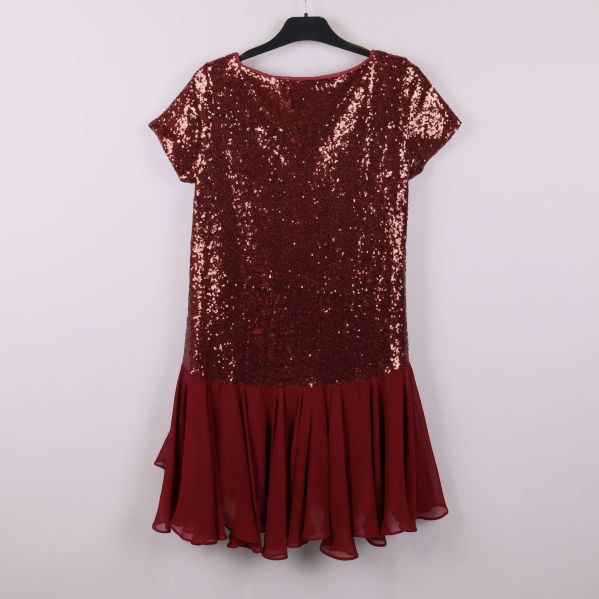 Paljettklänning med volangkjol bakifrån, hänger på galge