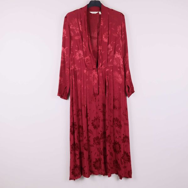 Lång vinröd klänning med blommönster på galge