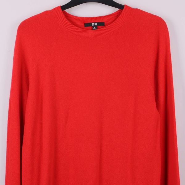 Närbild på röd tröja med ribbad halsringning