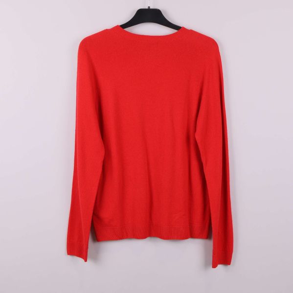 Röd kashmirtröja bakifrån