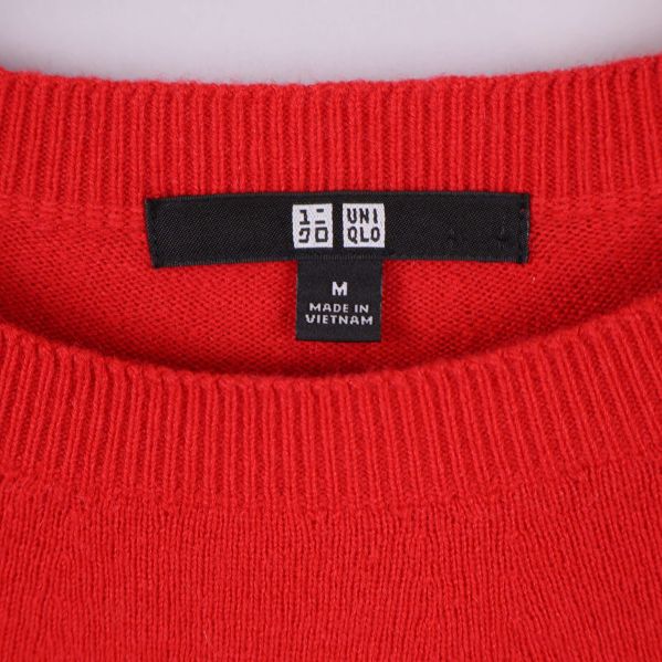 Närbild på Uniqlo-märkesetikett i halsringningen