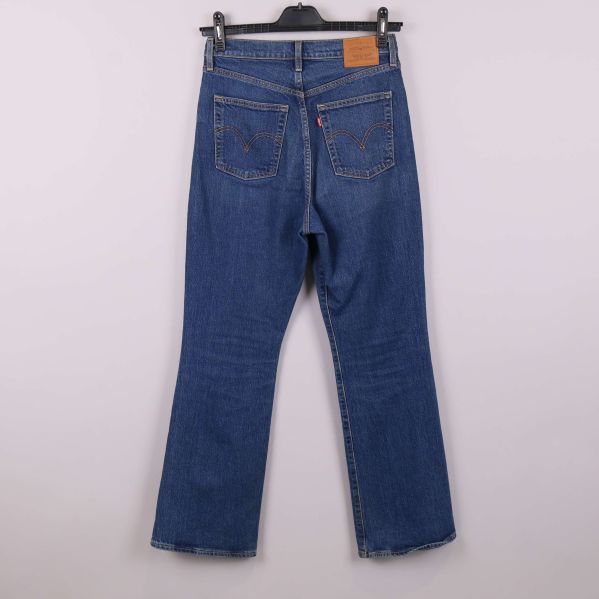 Blå jeans bakifrån med tydliga bakfickor och etikett