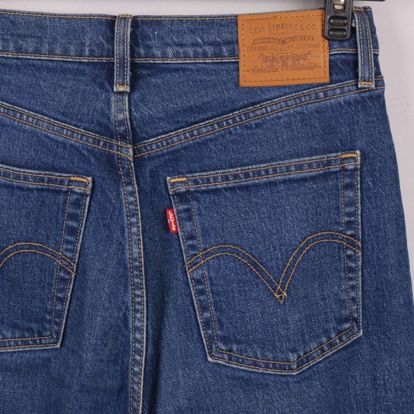 Närbild av Levi’s bakfickor och läderetikett