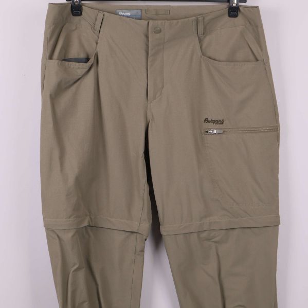 Detaljbild på fickor och stängning på friluftsbyxor