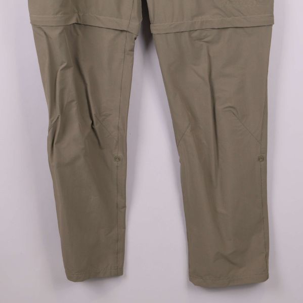Närbild på nedre delen av beige friluftsbyxa
