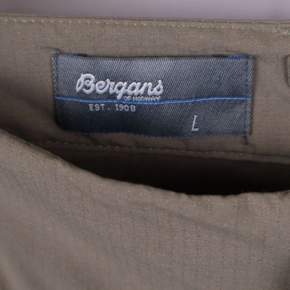 Bergans etikett inuti byxorna med storlek L