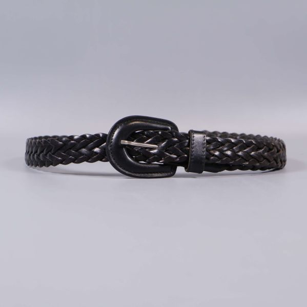 Flätat bälte i svart, liggande på ljus bakgrund