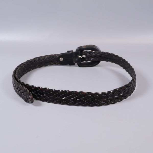 Flätat svart bälte format i en cirkel