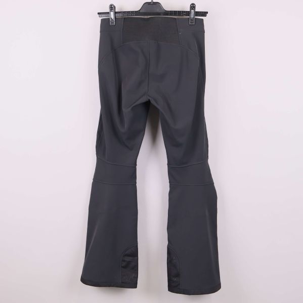 Baksida av grå softshellbyxa med elastisk panel