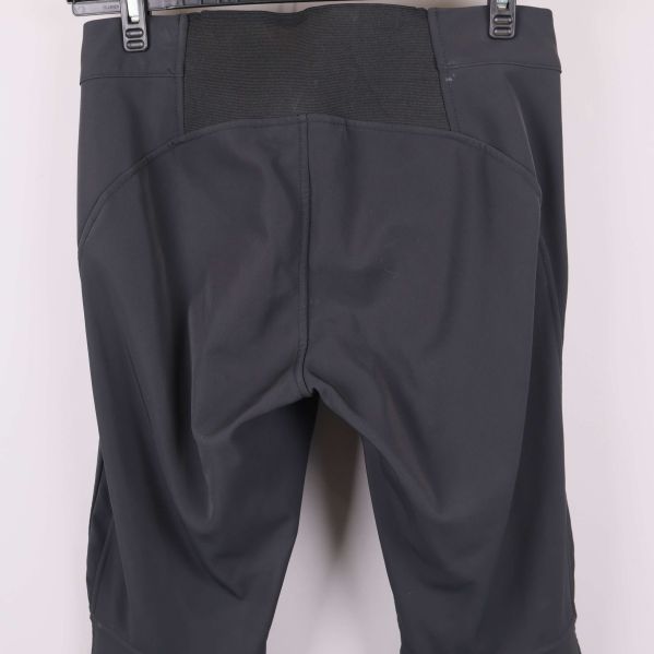 Närbild på baksidan upptill av softshellbyxa