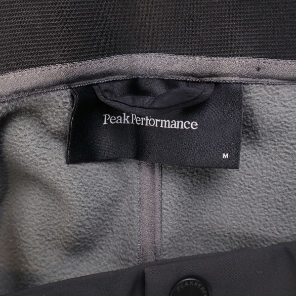 Peak Performance etikett och M-storlek på insidan av byxan