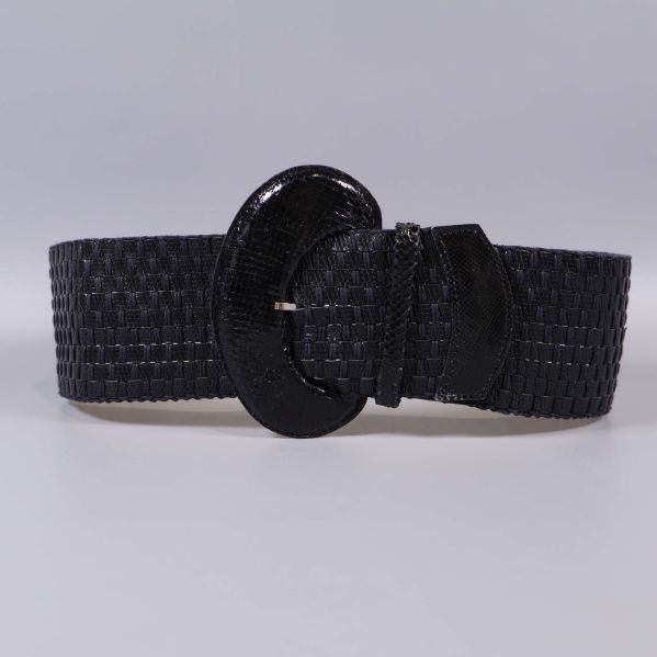 Närbild på svart bälte stående med glänsande spänne