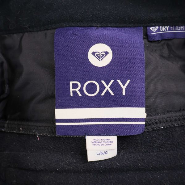 Närbild på lila ROXY etikett i byxans linning