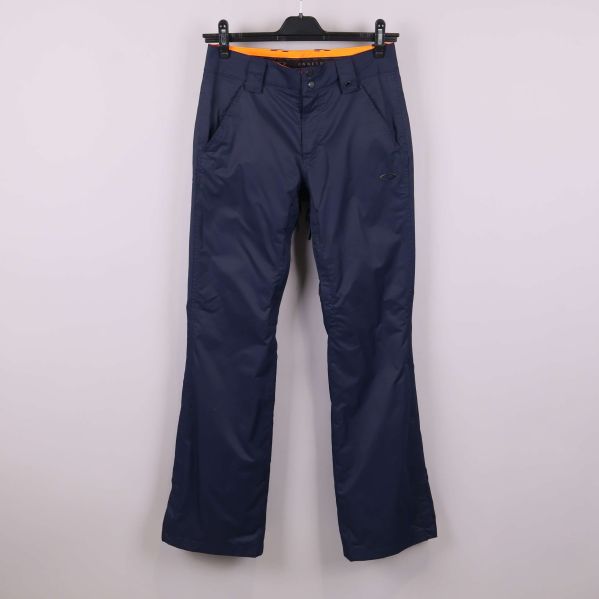 Mörkblå skidbyxor framifrån på galge