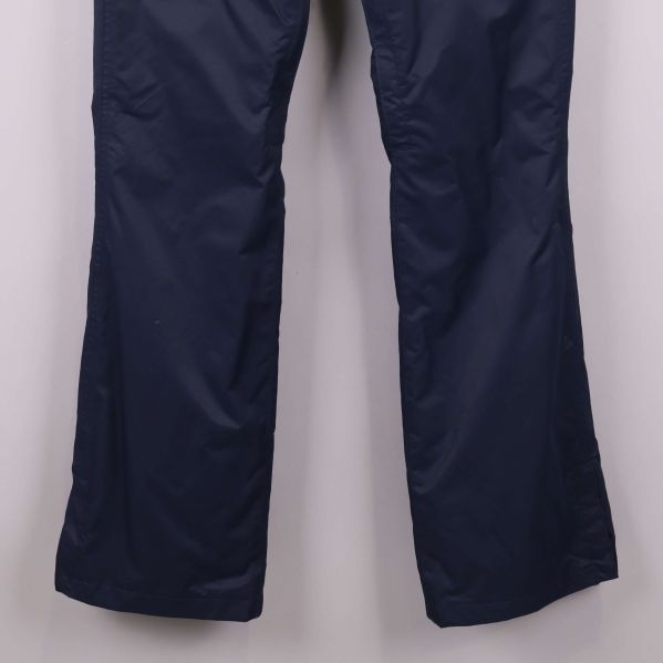 Nedre del av byxben på mörkblå skidbyxor