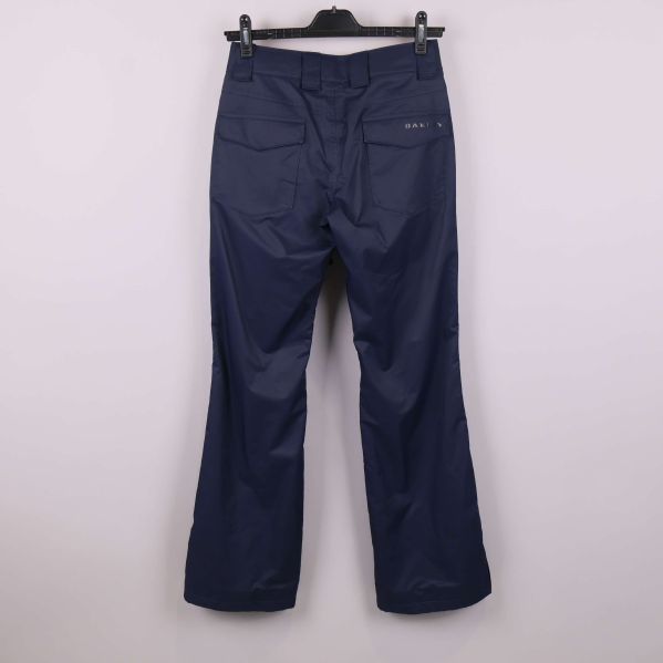 Mörkblå skidbyxor bakifrån på galge