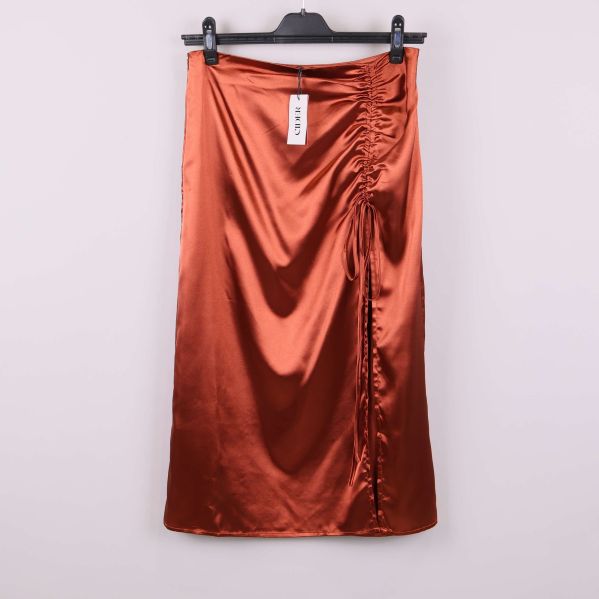 Kopparfärgad satinkjol framifrån med rynkad detalj i sidan