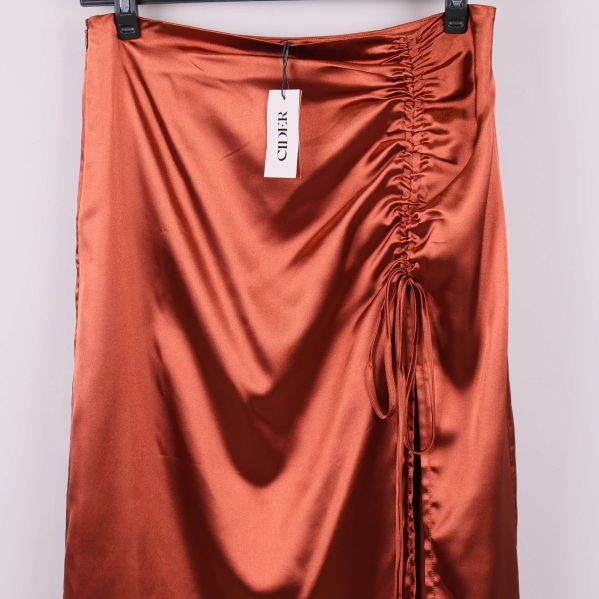 Kopparfärgad satinkjol detaljbild på rynkad effekt och midja