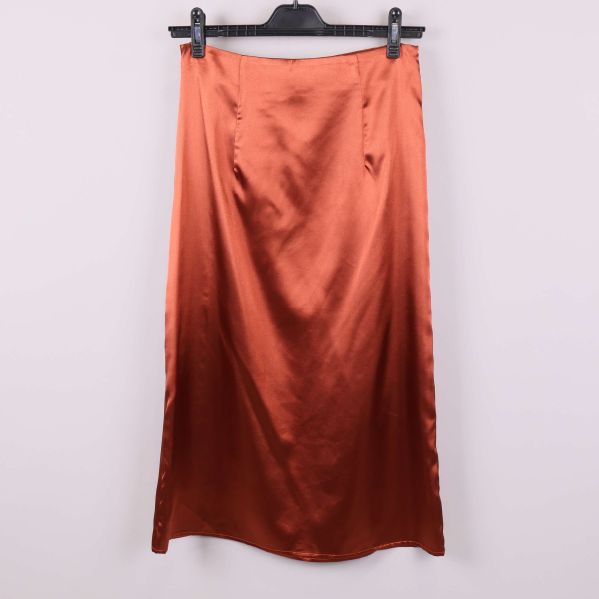 Kopparfärgad satinkjol bakifrån utan synliga detaljer