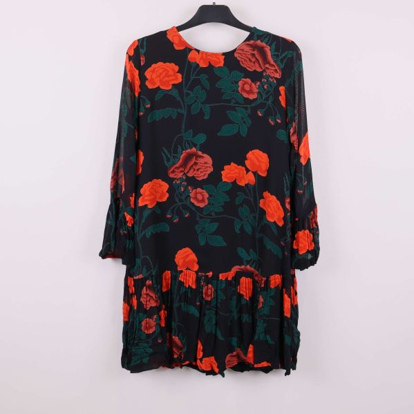 Svart klänning med rödblommigt mönster framtill