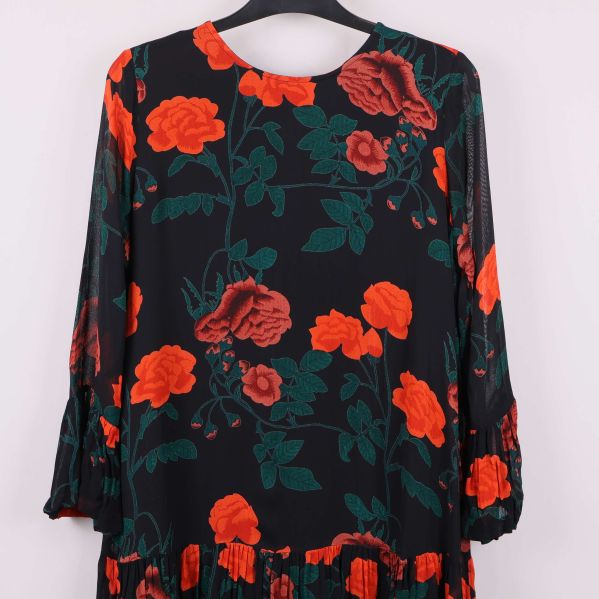 Övre del av blommig klänning i svart och rött