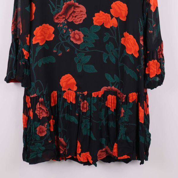 Volangkant och mönster på klänningens nederdel