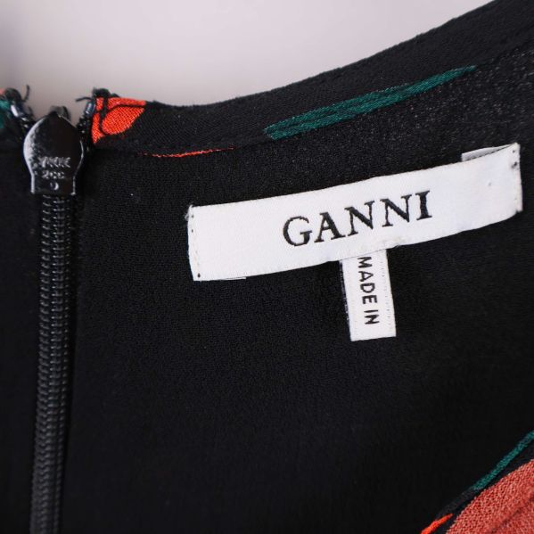 Närbild på Ganni-märkeslapp i klänningen