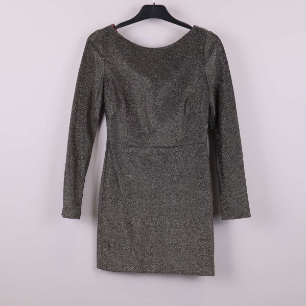 Framsida av glittrig långärmad klänning 