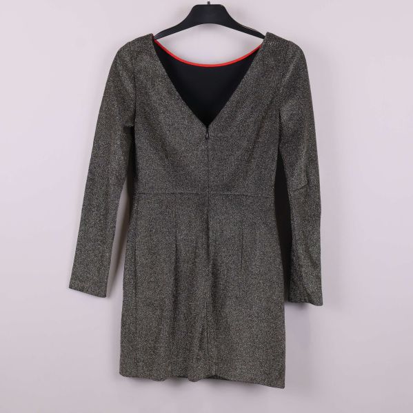 Baksida av glittrig klänning med v-ringning och dragkedja